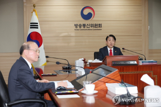 이동관 방송통신위원장이 29일 정부과천청사 방통위 회의실에서 열린 2023년 제44차 회의를 주재하고 있다. [과천=연합뉴스}